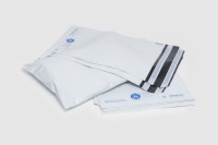 Retourenbeutel zum Versand aus Regranulat recycelter Folie PCR mit Abziehstreifen